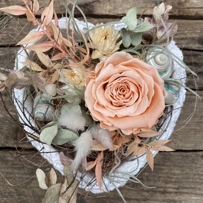 Seidenblumen und Trockenarrangements