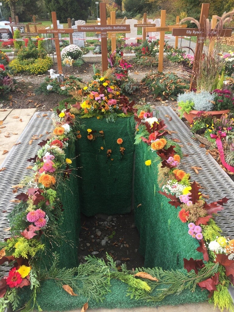 Erdbestattungsgrab ohne Gesteck, achtsam bestatten schmückt