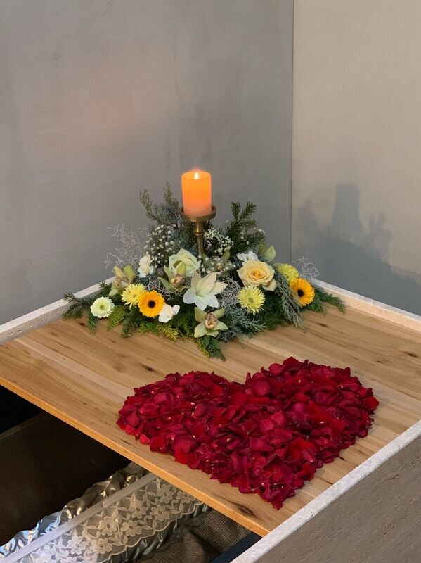 Rosenblätter Katafalk