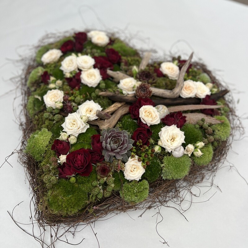 Moosherz natürlich mit roten und weissen Blumen