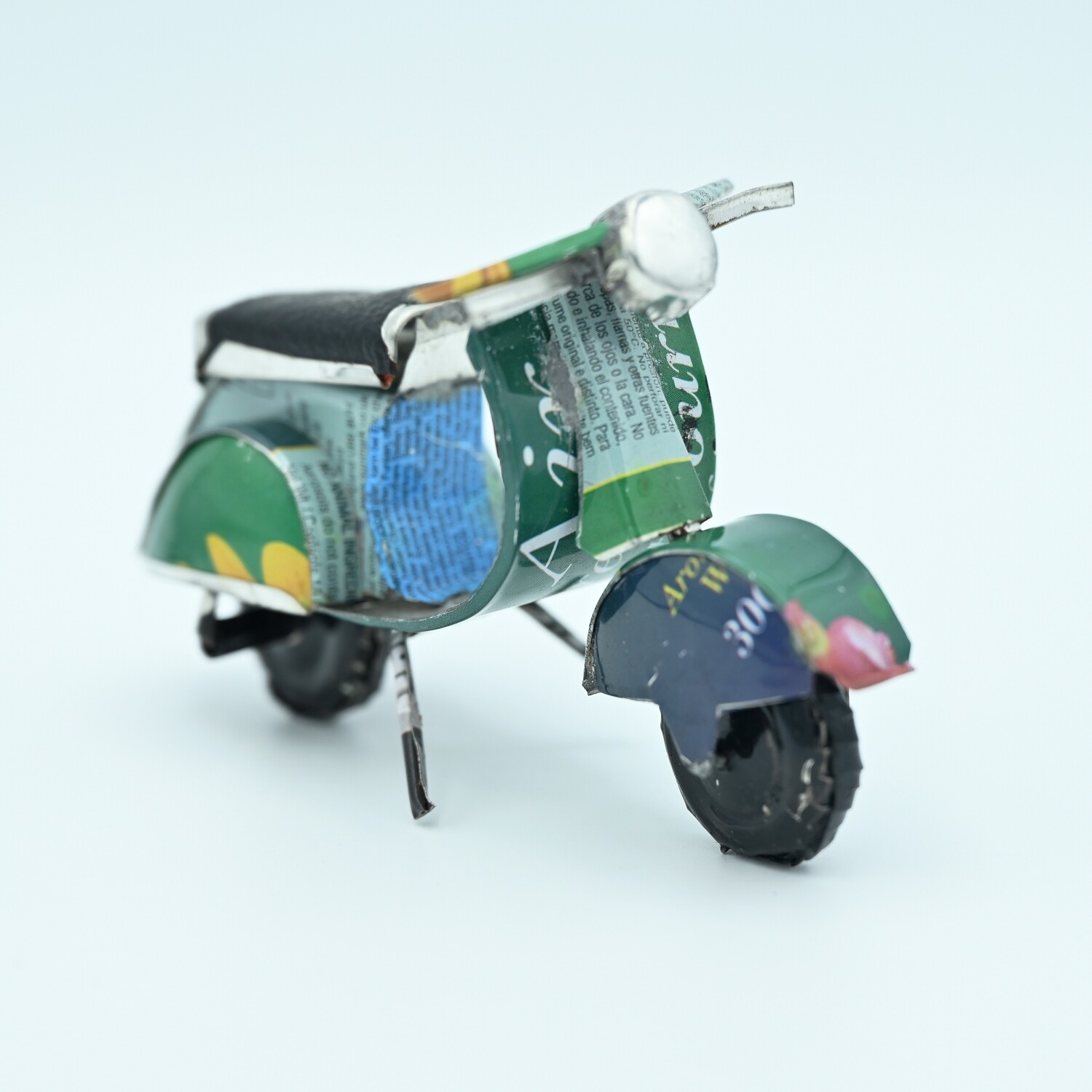 Vespa in latta riciclata 8 cm