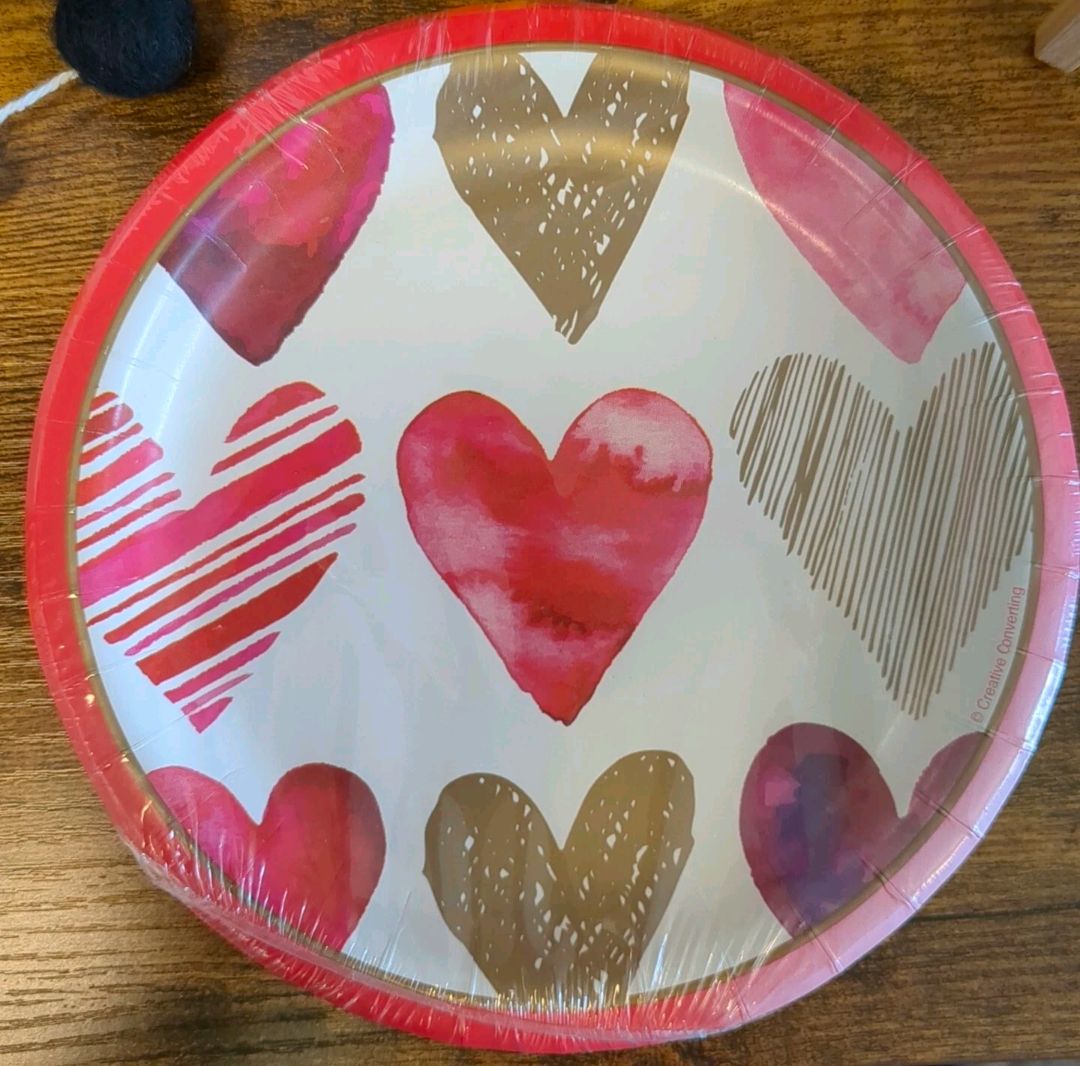 NEW Valentine's Day Paper Dessert Plates 8 Count 6-7/8"
