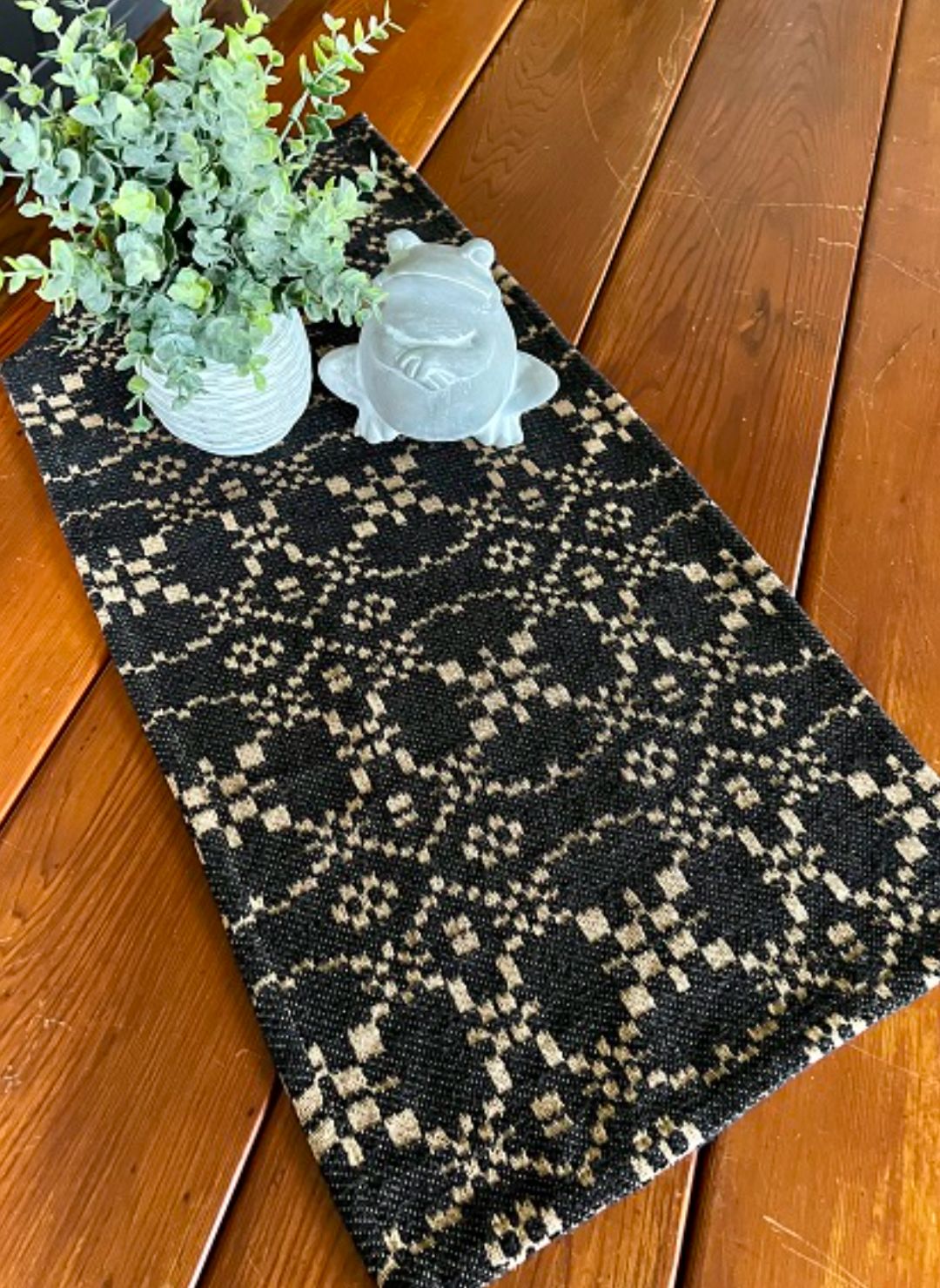 34" Patriot Knot Black Tan Short Table Runner