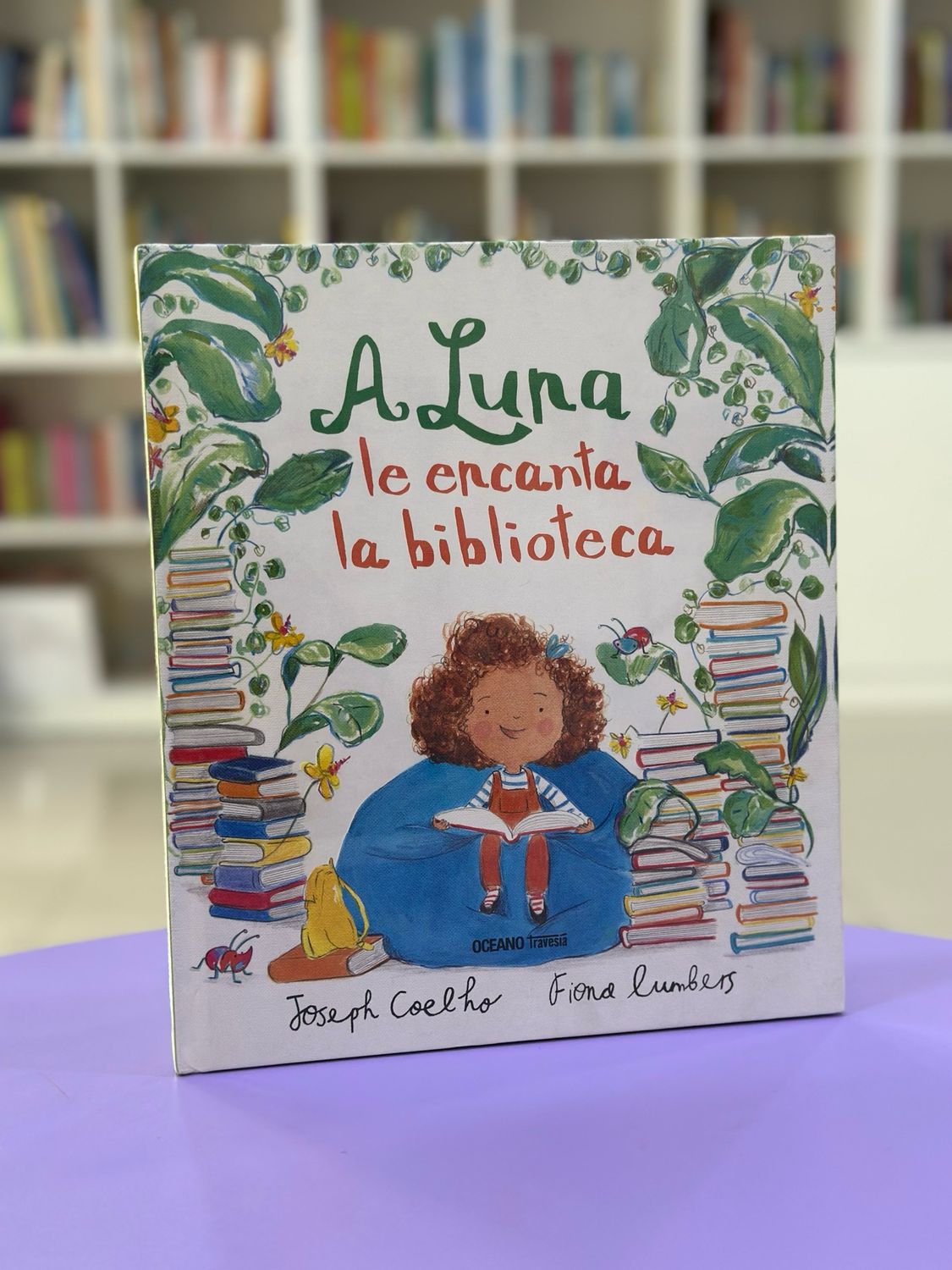 A Luna le encanta la biblioteca