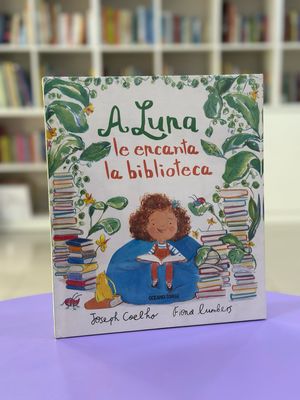 A Luna le encanta la biblioteca