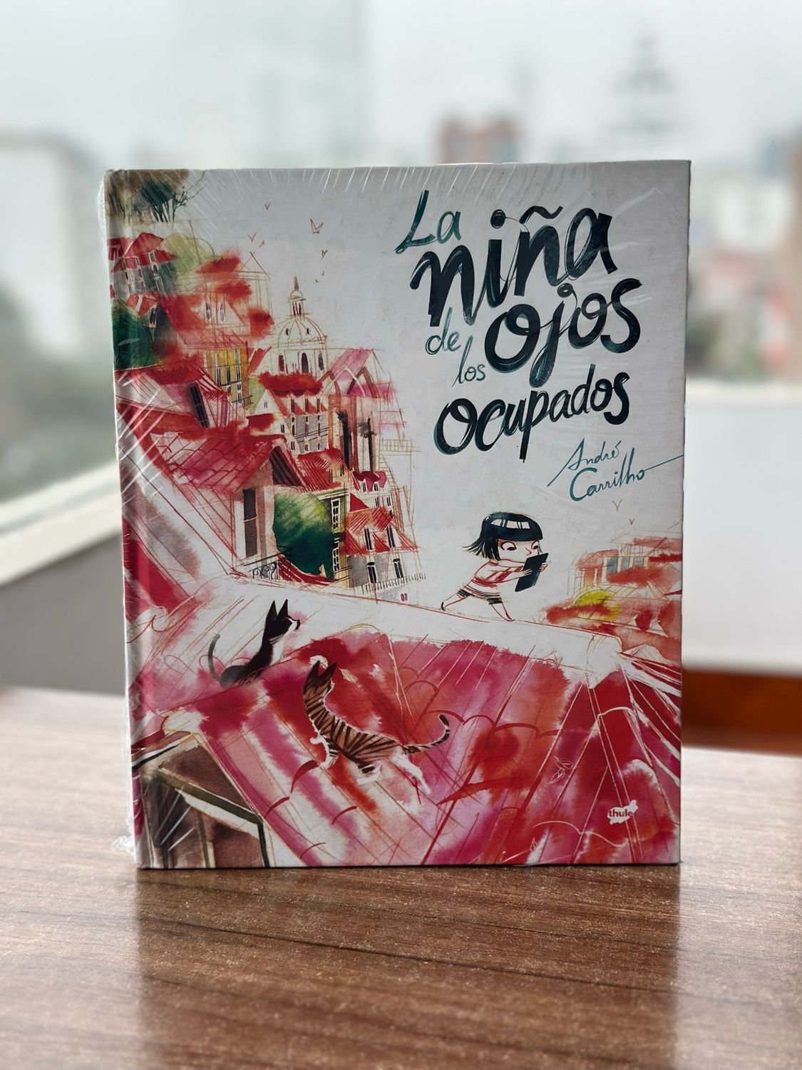 La niña de los ojos ocupados