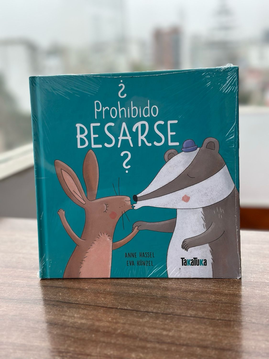 ¿Prohibido besarse?