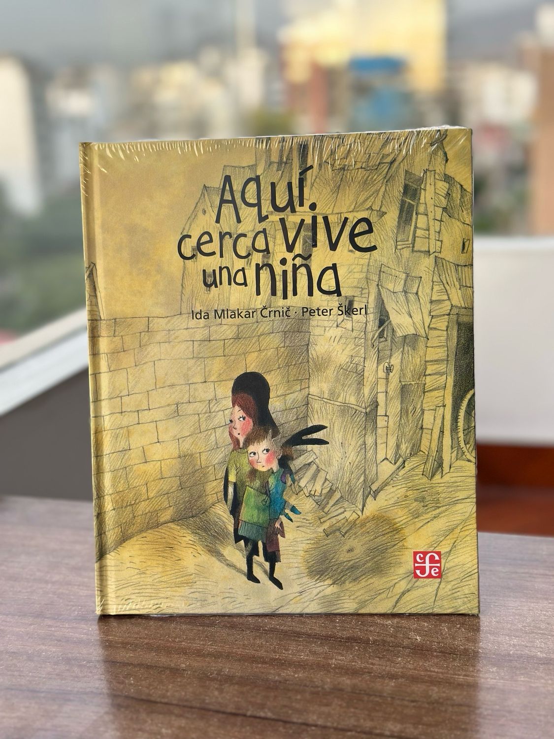 Aquí cerca vive una niña