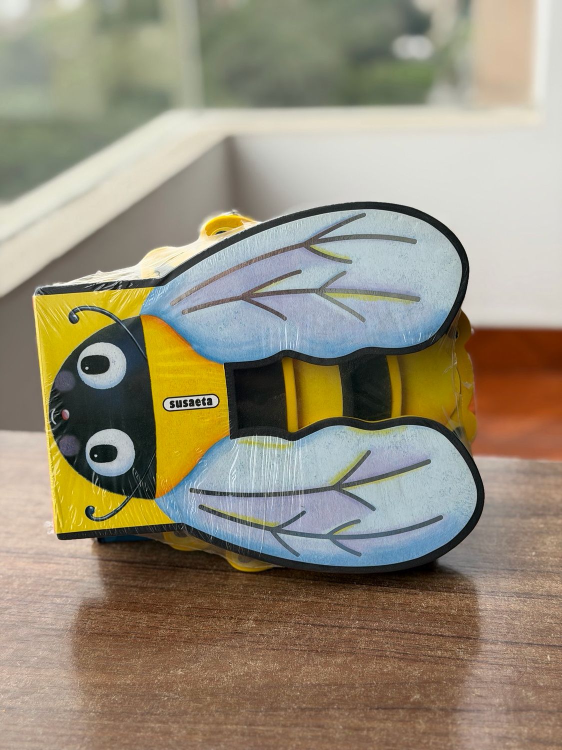 Abeja Mira Debajo