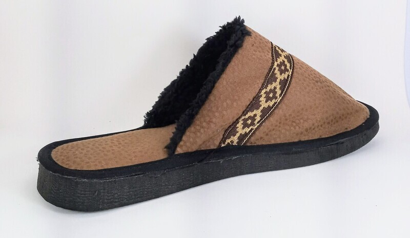 Pantuflas símil carpincho, suela alta
