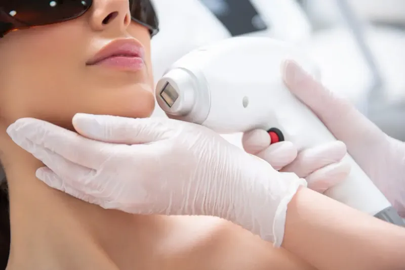 FOTOBIOMODULAZIONE VISO ACNE