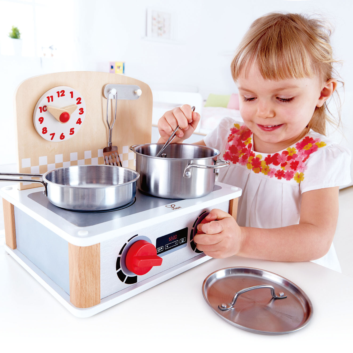 Hape cucina portatile bianca con pentolini in acciaio, 3 anni+