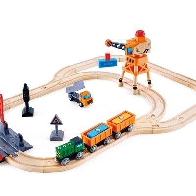 Hape Pista Treno merci con gru e passaggio a livello, 3 anni+