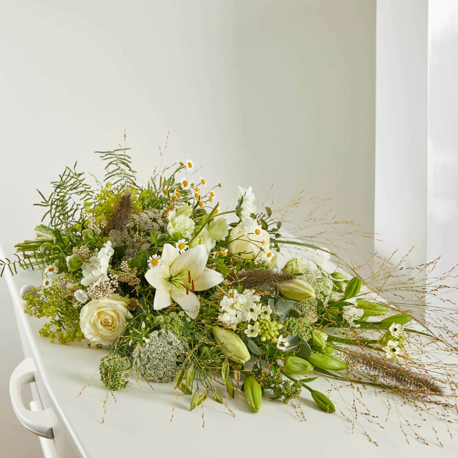 Rouwboeket frivool wit