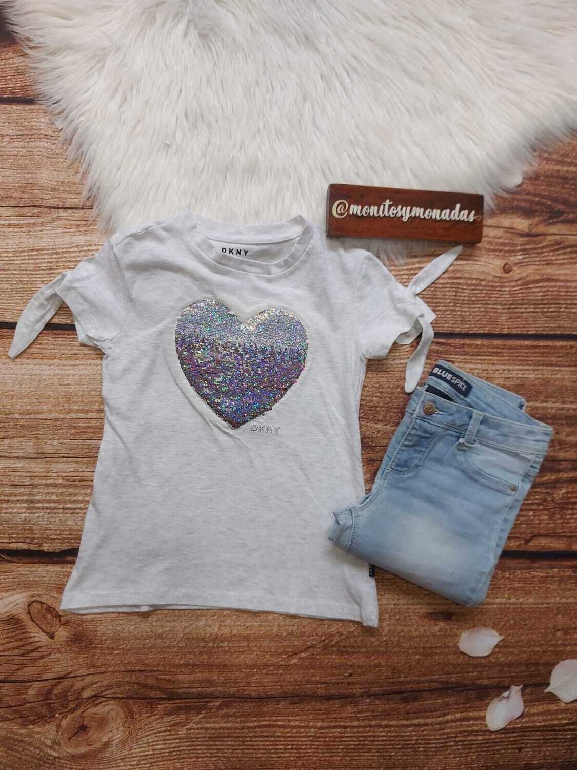 Blusa gris con detalle de corazón de lentejuelas reversibles, DKNY, 7 años