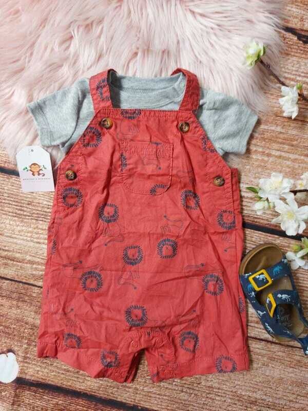 Set 2 piezas just one you, overall rojo leones + body gris, 6m y 9 meses
