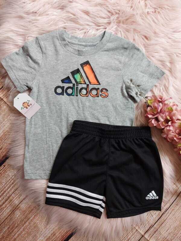 Set 2 piezas Adidas, camiseta gris logo colores + pantaloneta negra, 24m