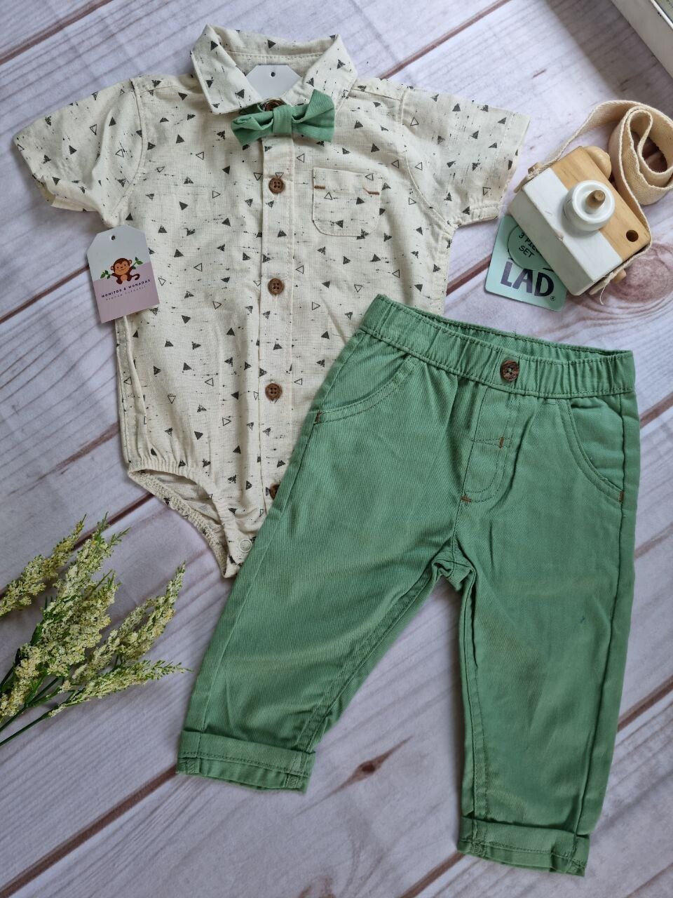 Set 3 piezas, bodysuit manga largas color crema + pantalón verde pastel + corbatín, 6 a 9 meses