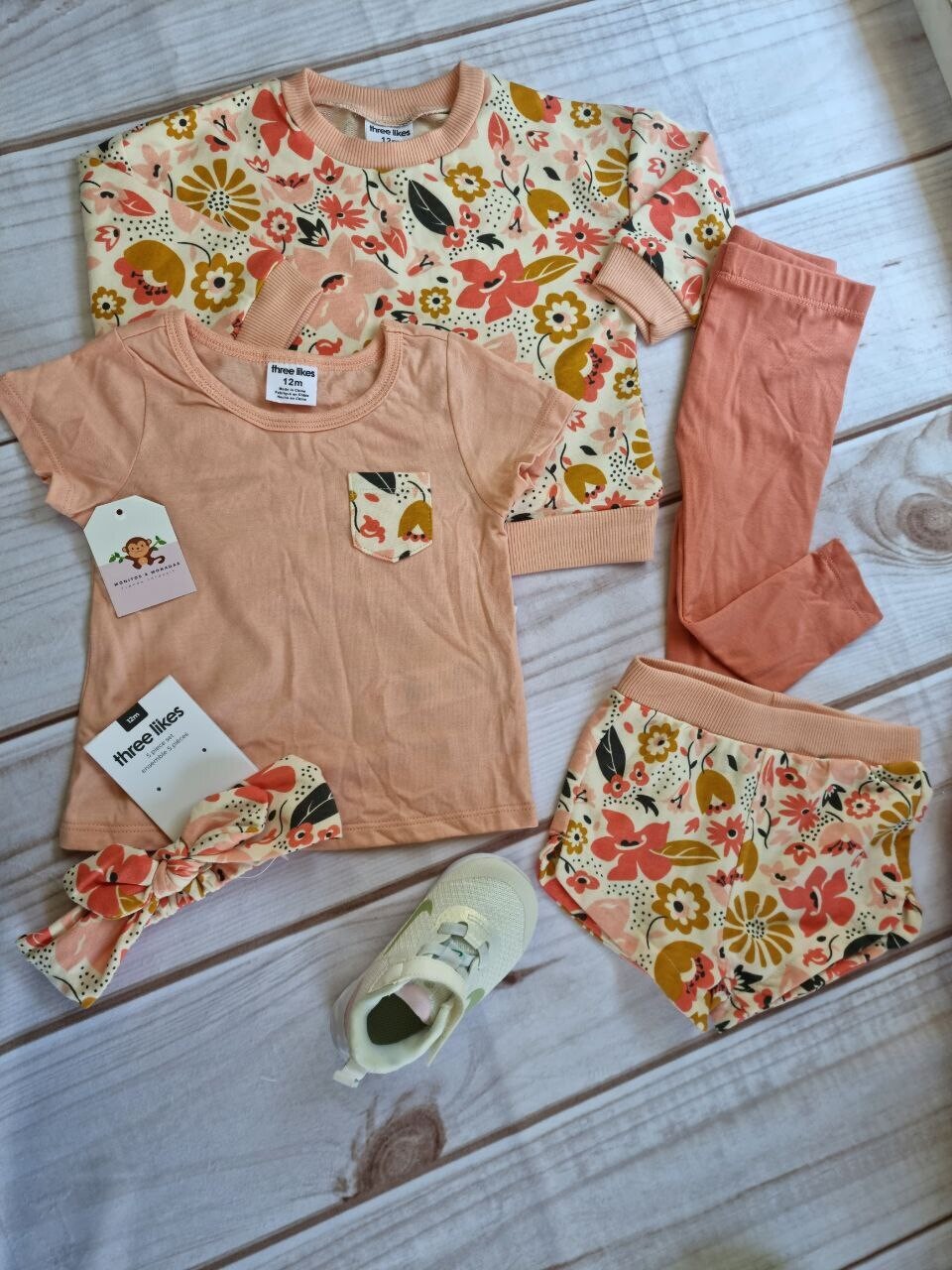 Set 5 piezas, busito + camiseta coral con flores + short + leggins + cintillo, 12 meses