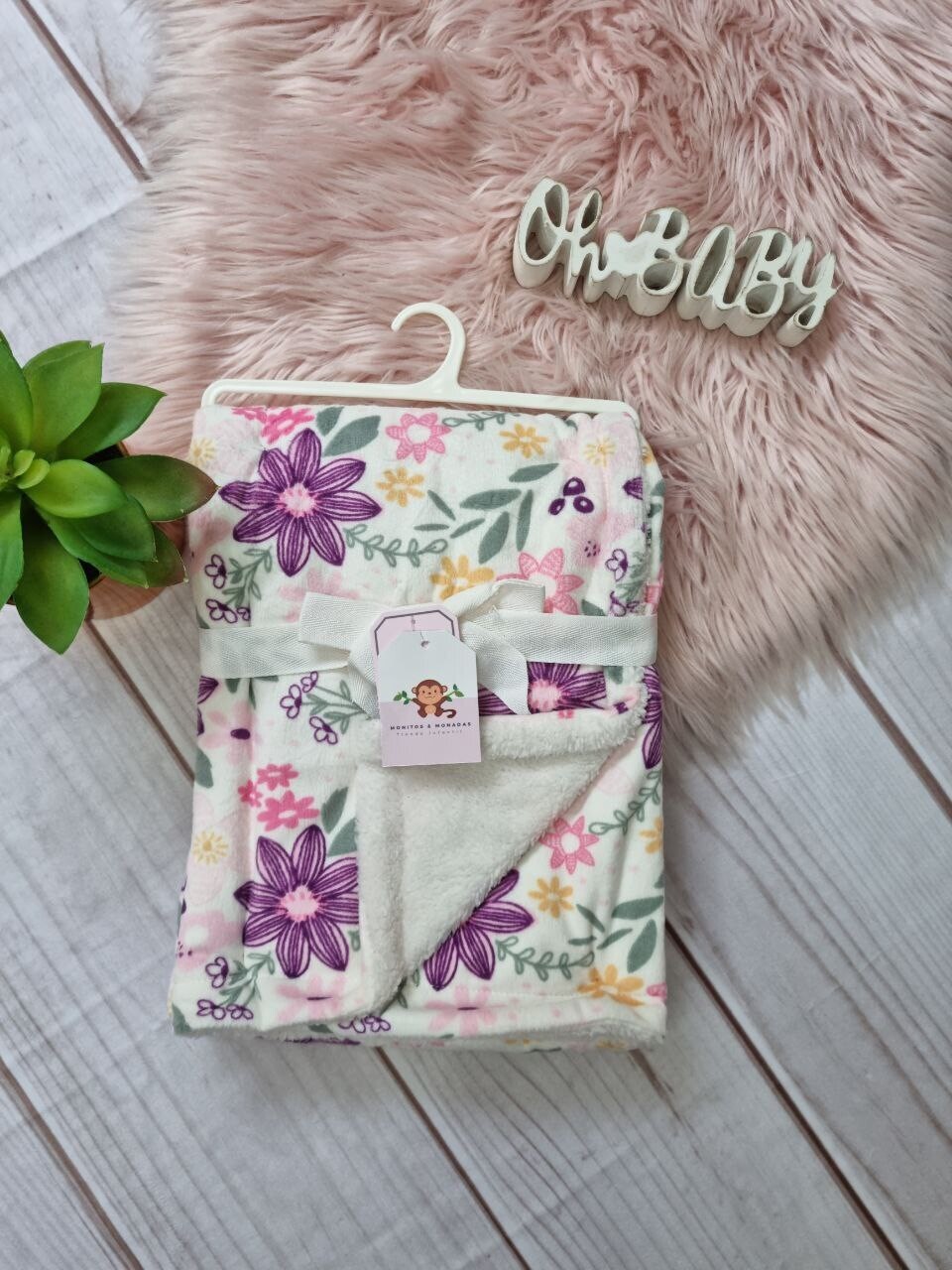 Colchita reversible con detalles de flores lilas