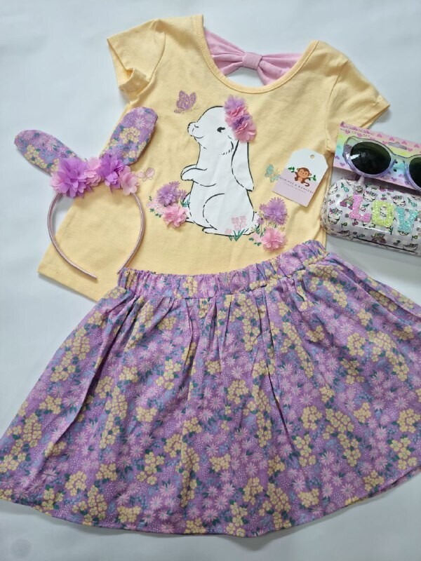 Set 3 piezas, camiseta amarilla conejito + falda lila flores + diadema, 5/6 años