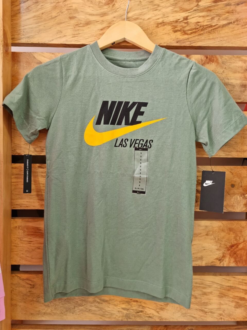 Camiseta color verde olivo, logo negro y amarillo, Talla S