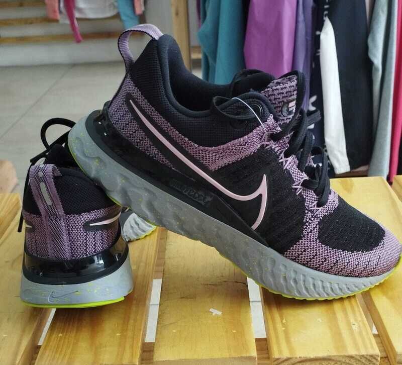 Zapatos deportivos Nike negro y morado, talla 36