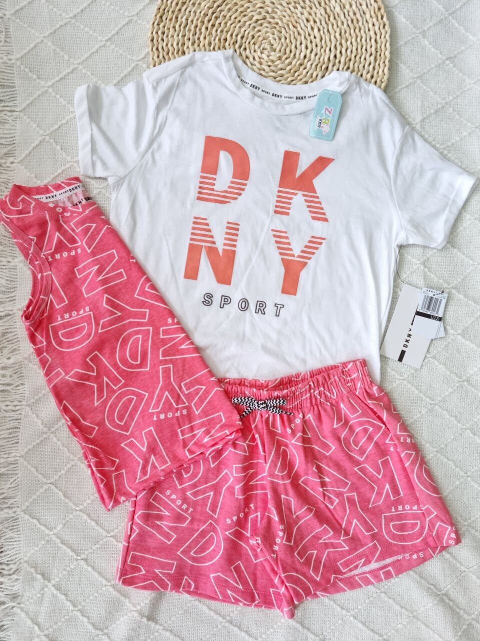Set DKNY, camiseta blanca + blusa coral + short coral, 12 años