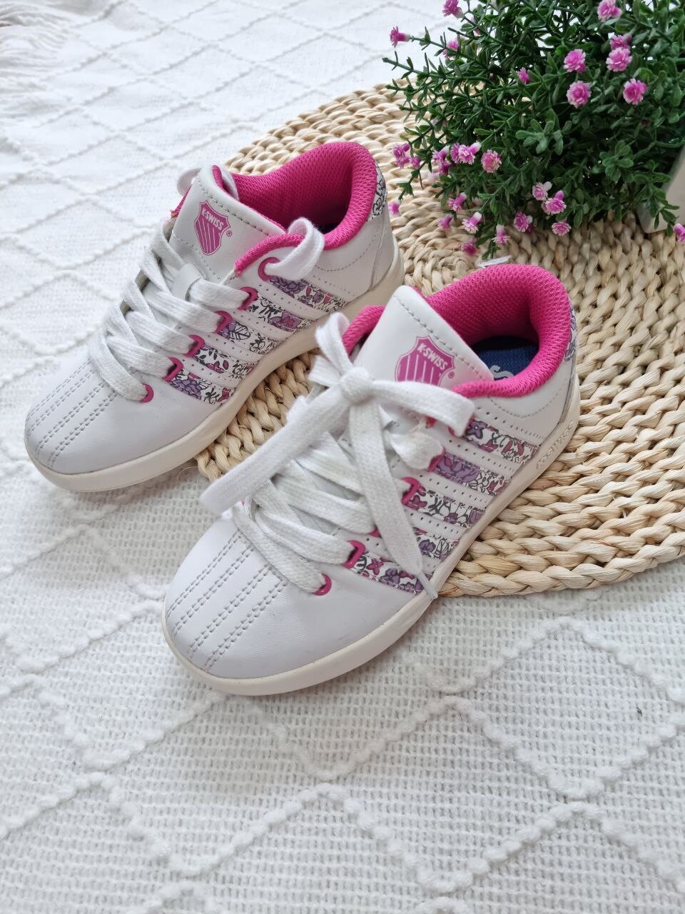 Zapatos KSWISS deportivos blancos con flores, Talla 30