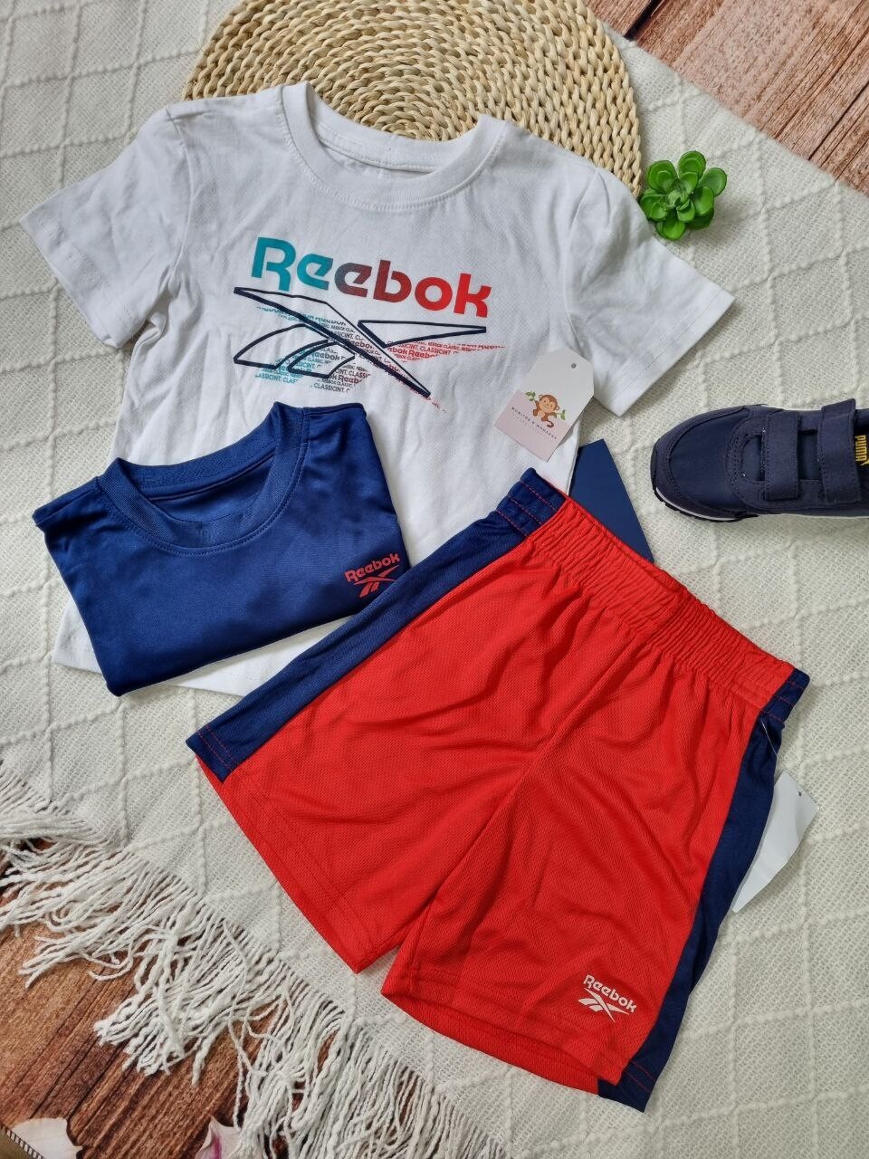 Set 3 piezas Reebok, 2 camisetas + bermuda roja, 6 años