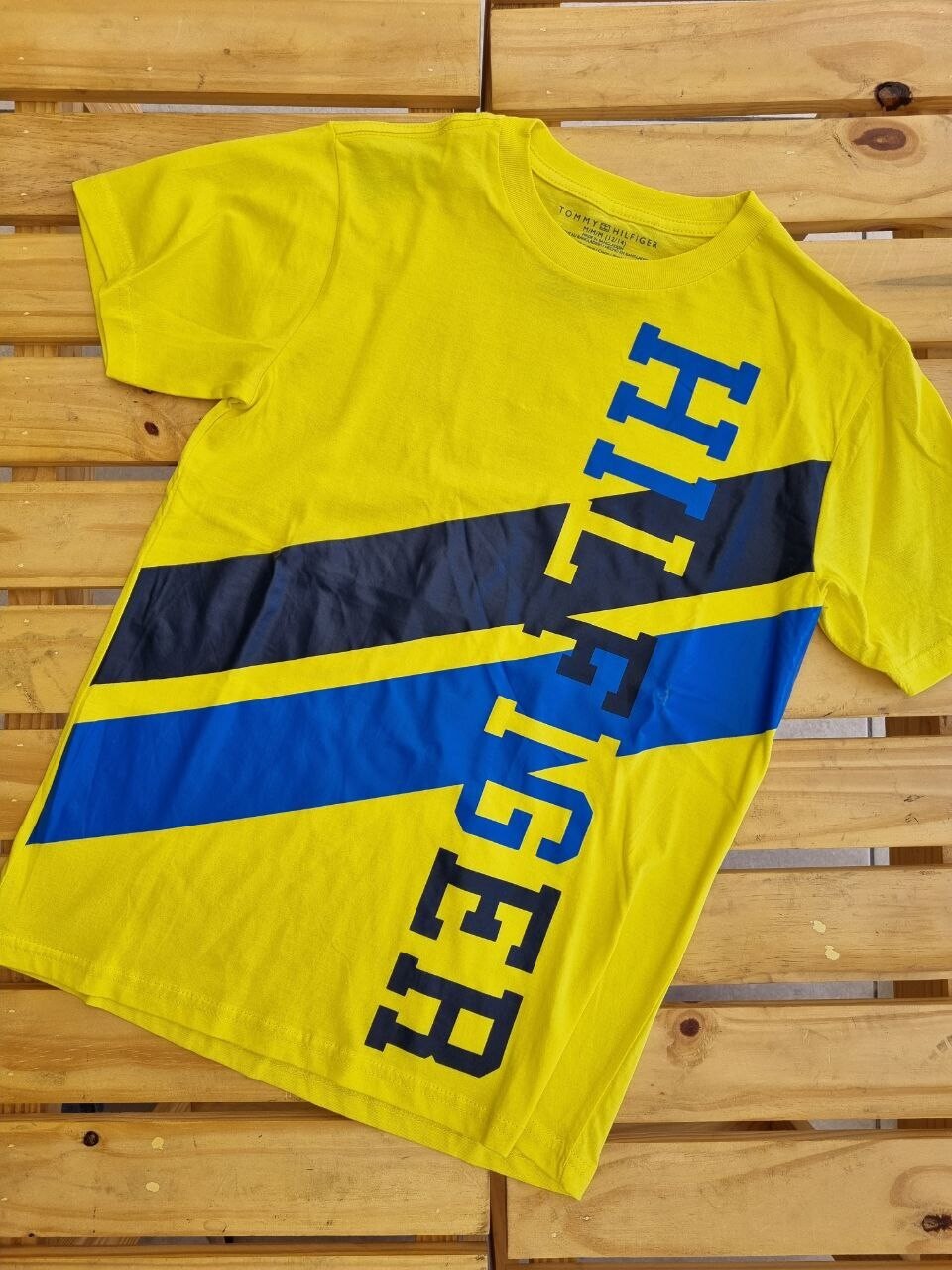 Camiseta Tommy Hilfiger, amarilla con estampado, 12/14 años