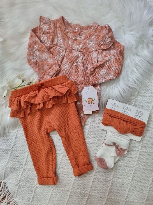 Set 4 piezas Catherine Malandrino, body rosa + pantalón naranja + cintillo + medias