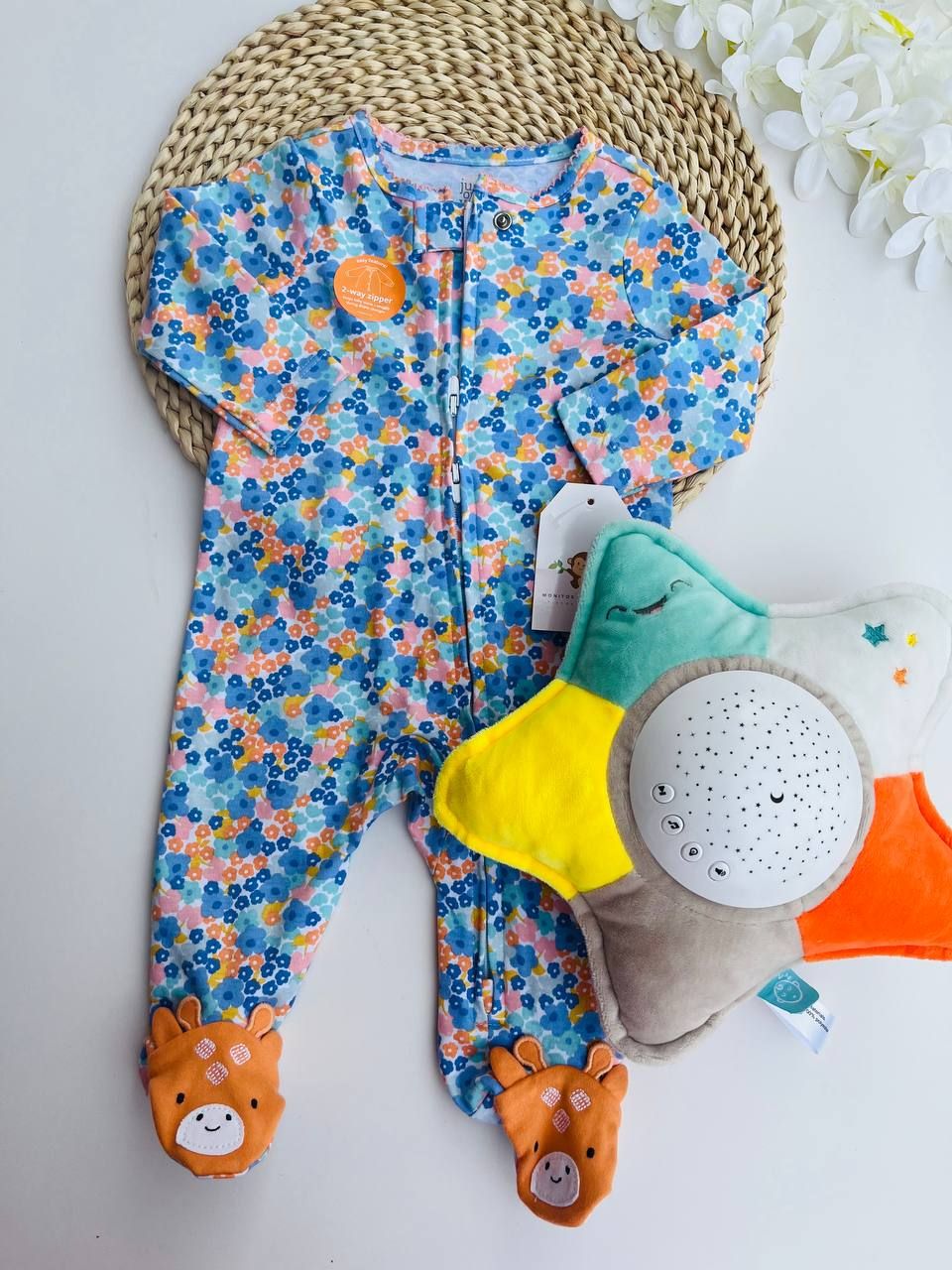 Monito de flores azules y anaranjadas, 3 meses
