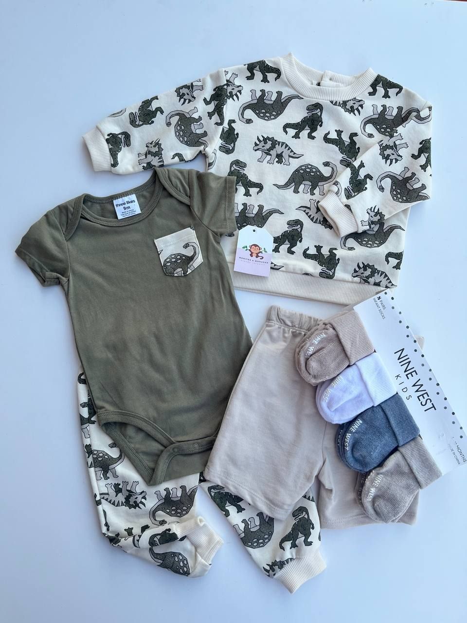 Set 4 piezas dino, body + abrigo + short + pantalón, 9 meses