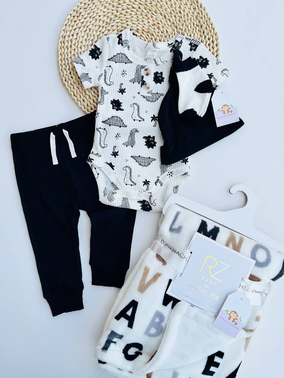 Set Pl Baby, body dino + pantalón negro + gorrito + medias, 9m