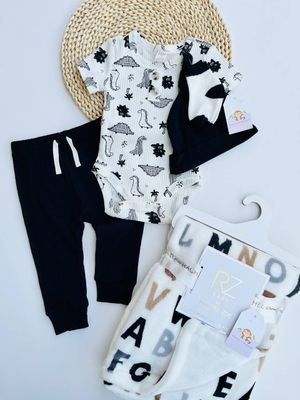 Set Pl Baby, body dino + pantalón negro + gorrito + medias, 9m
