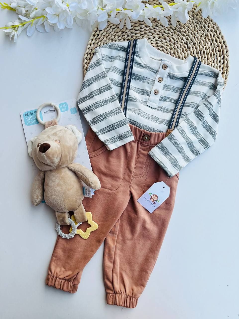 Set 3 piezas, busito a rayas + pantalón café + tirantes, 12m