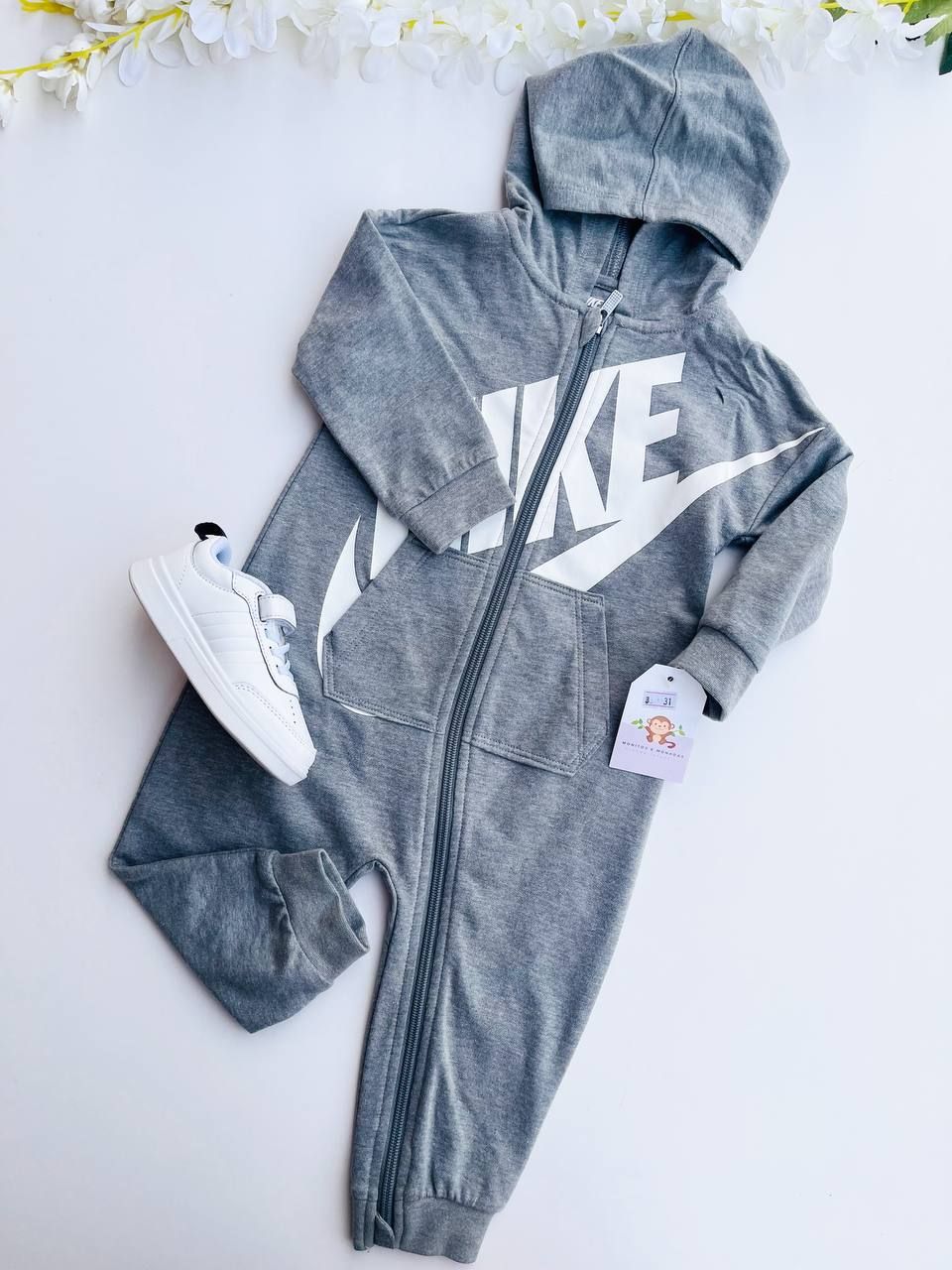 Enterizo Nike gris, 18 meses