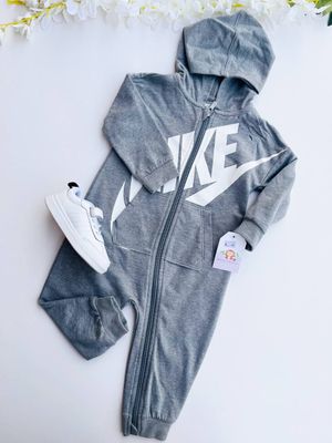 Enterizo Nike gris, 18 meses