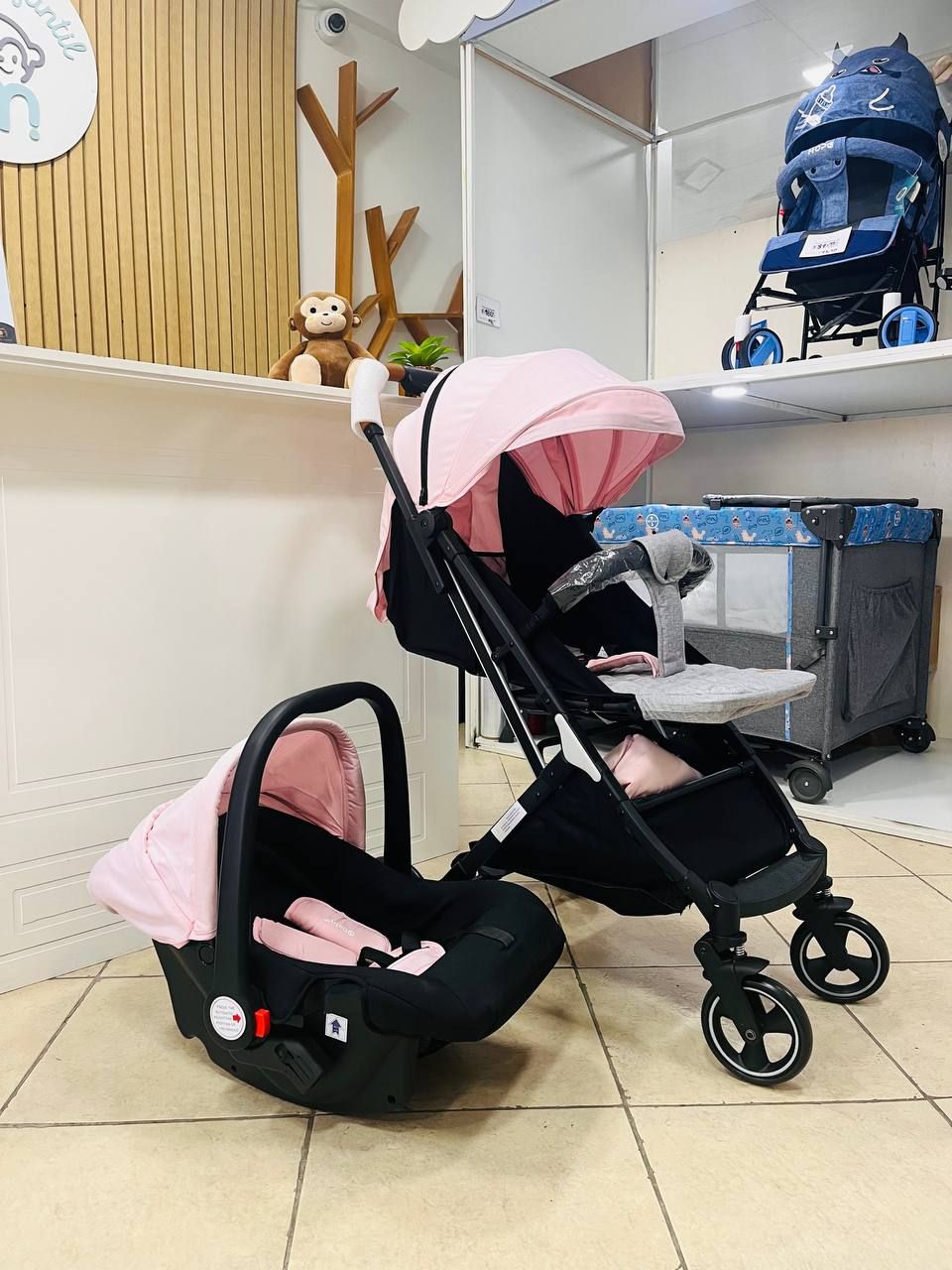 Coche Rafi + portabebé, compacto , estilo maleta, rosado