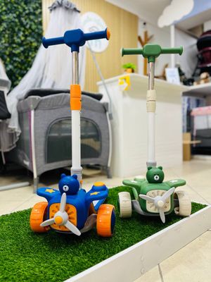 Scooter, con luces en las llantas, azul