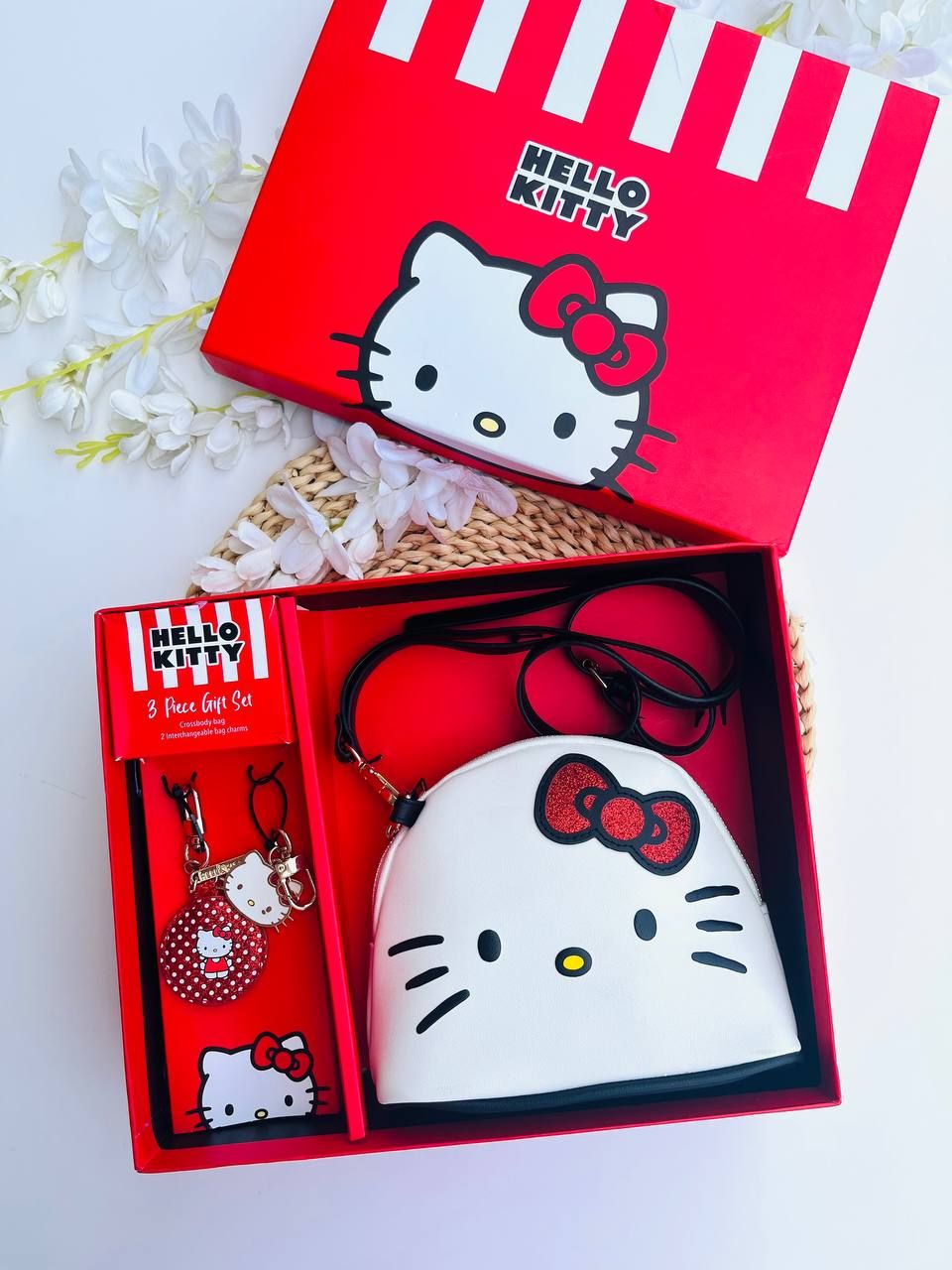 Gift Box, crossbody + 2 llaveros Hello Kitty