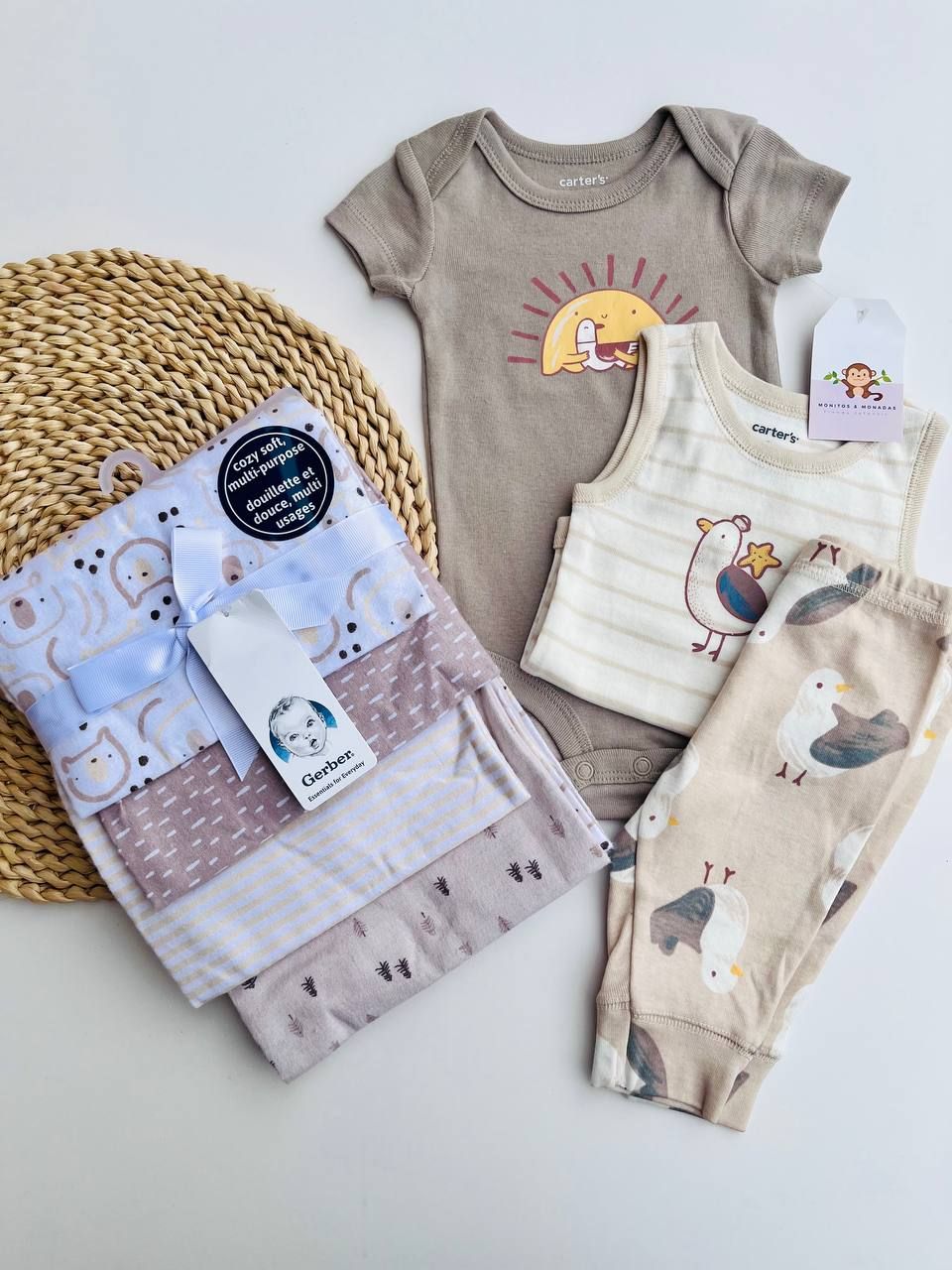 Set Carters, 2 bodysuits y pantalón, 0-3m, y 6-9 meses, pajarito.