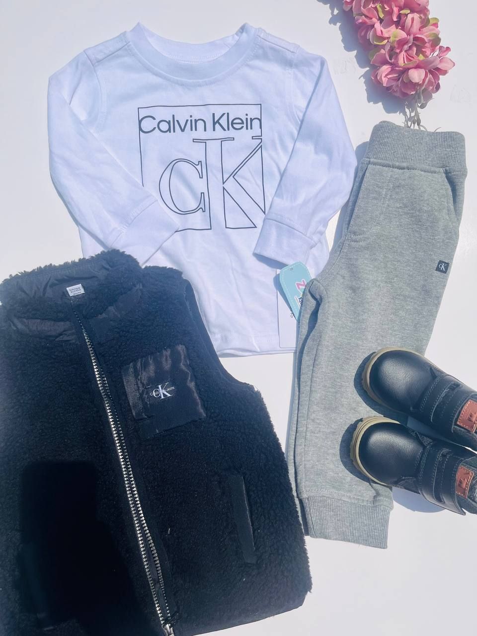 Set 3 piezas, Calvin Klein, chaleco, busito blanco y calentador gris, 18 meses.