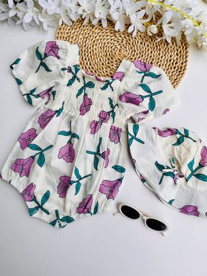 Romper flores lila + sombrero + gafas, 18m y 24m