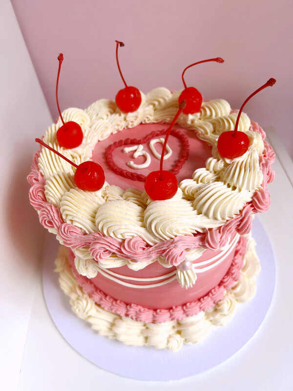 VINTAGE STYLE CAKE