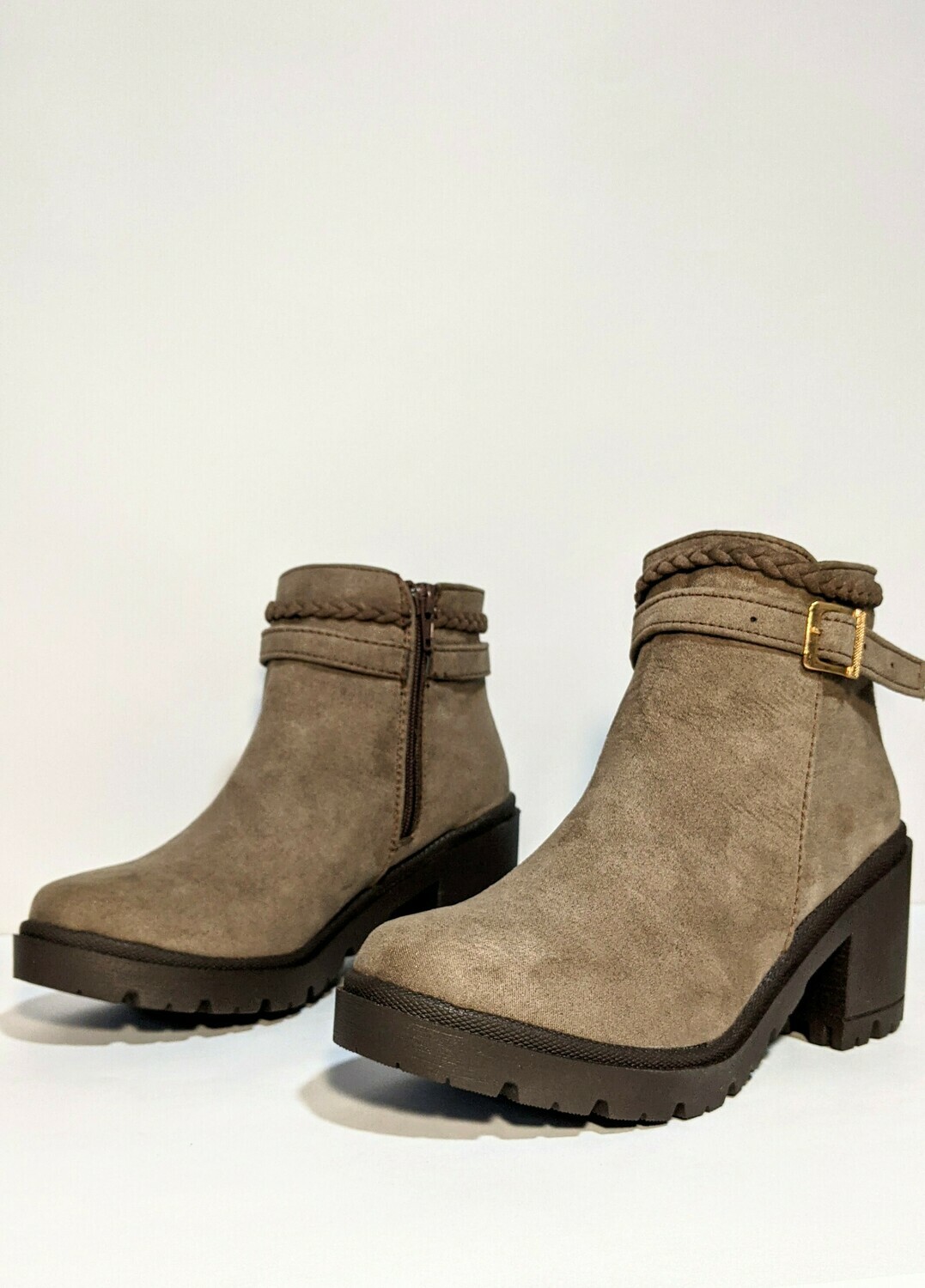 Bota con cordón en tobillo