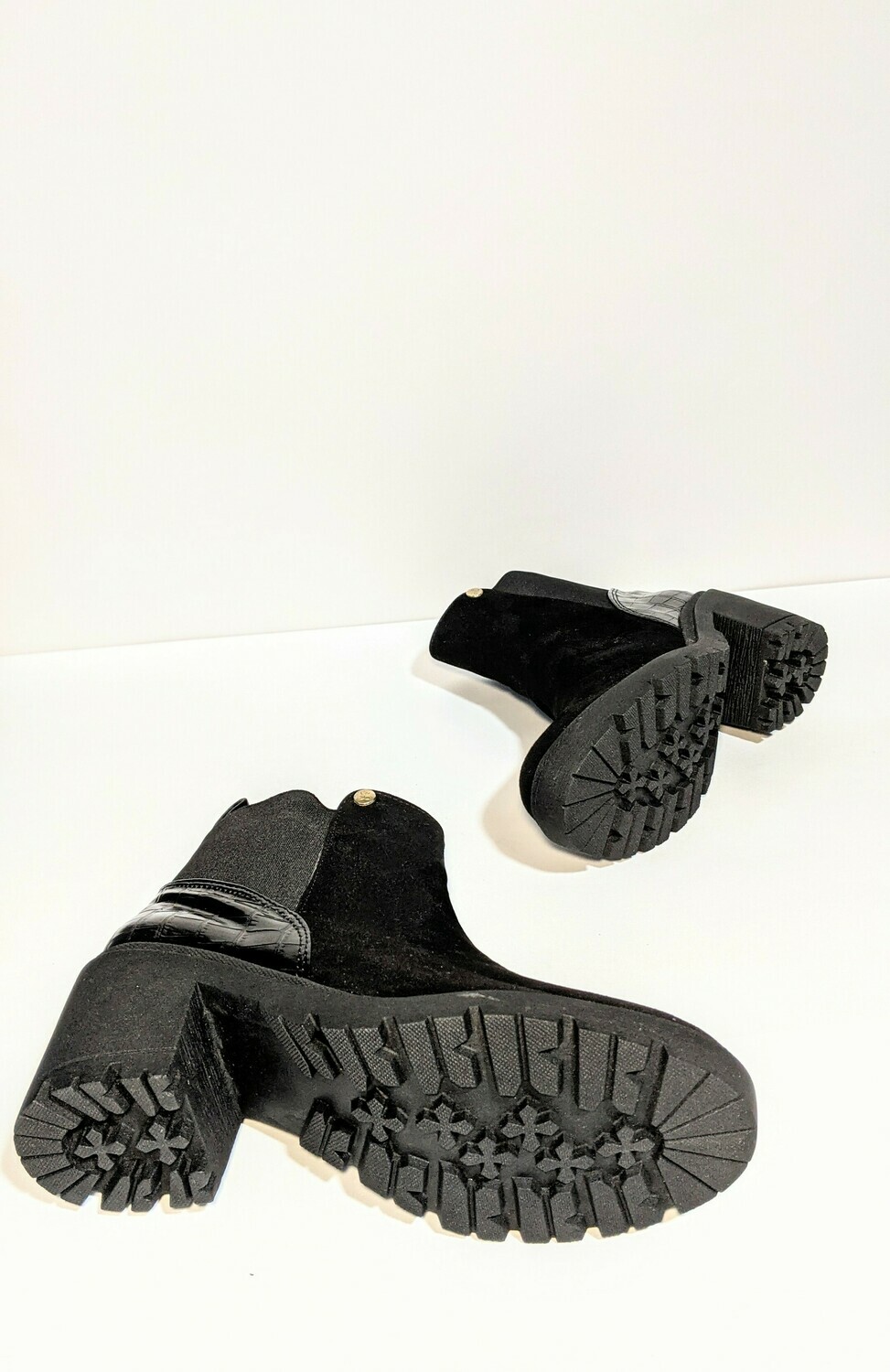 Bota de gamuza con charol en talón