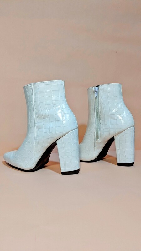 Botas de tacón grueso con diseño de cocodrilo