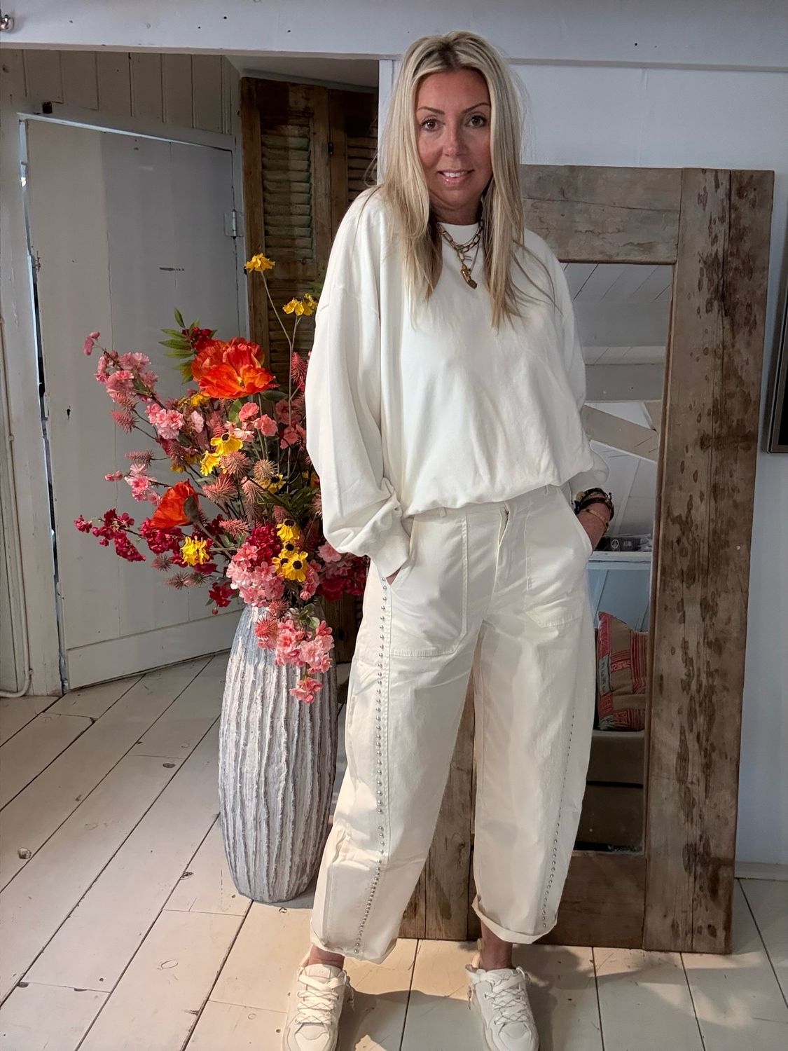 Barrel studs Nel off white